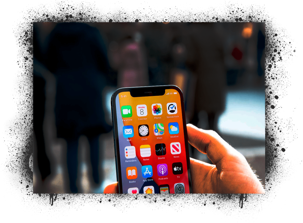 Uma mão segurando um smartphone exibe a página inicial com diferentes programas