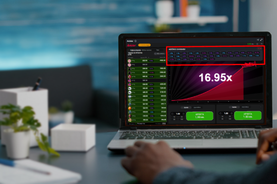 Um homem ao lado de um laptop que exibe o jogo Aviator com multiplicador e opções de apostas